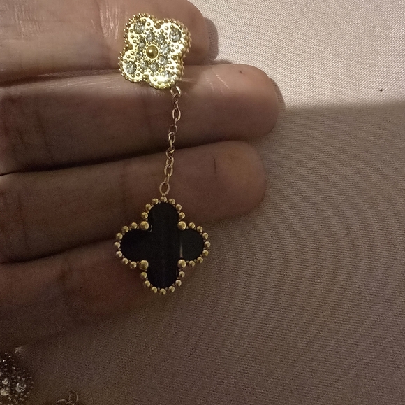 18kgp Dubai Jewelry- Elegant Gold and Black Dangle Earrings - Picture 4 of 5